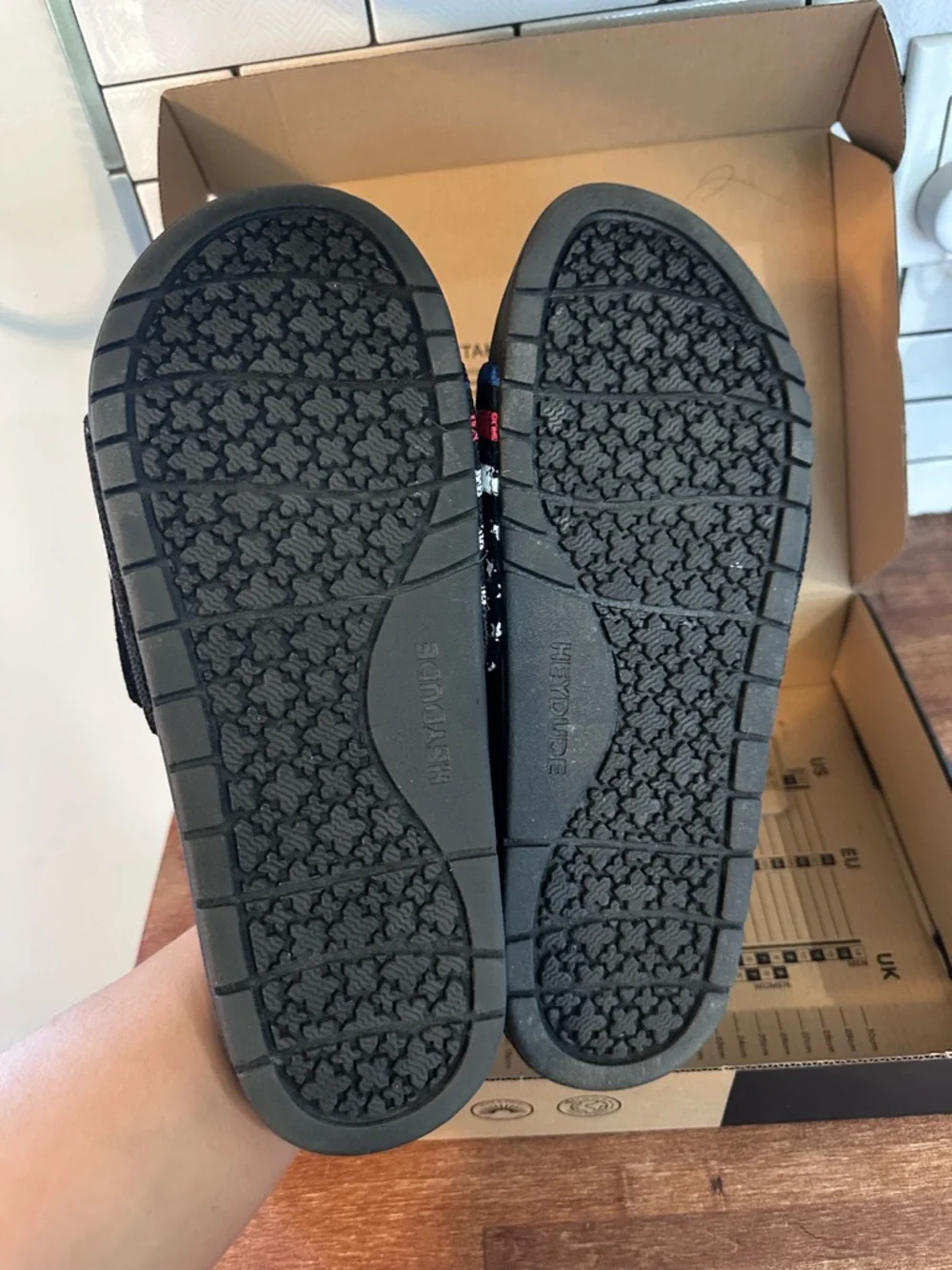 Hey Dude Phoenix Sox Unite Flag Slides - Picture 5 of 7